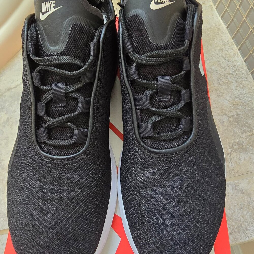 Nikes Women Air Max Motion 2